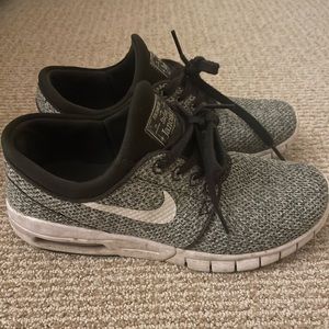 Unisex Nike Stefan Janoski sneakers in dark olive/gray color. Size 5.5 M, 7.5 W